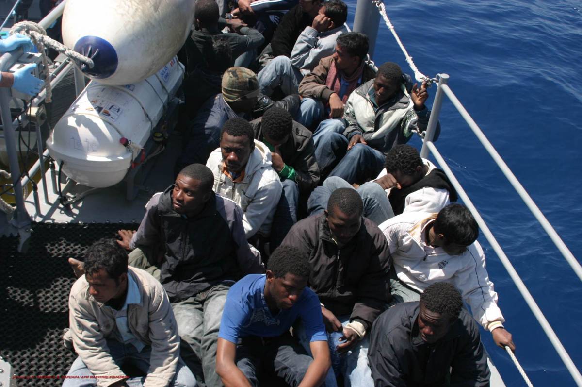Immigrati, l'Ue: "Lasci sbarcare i naufraghi". Ma Malta: "No all'attracco"