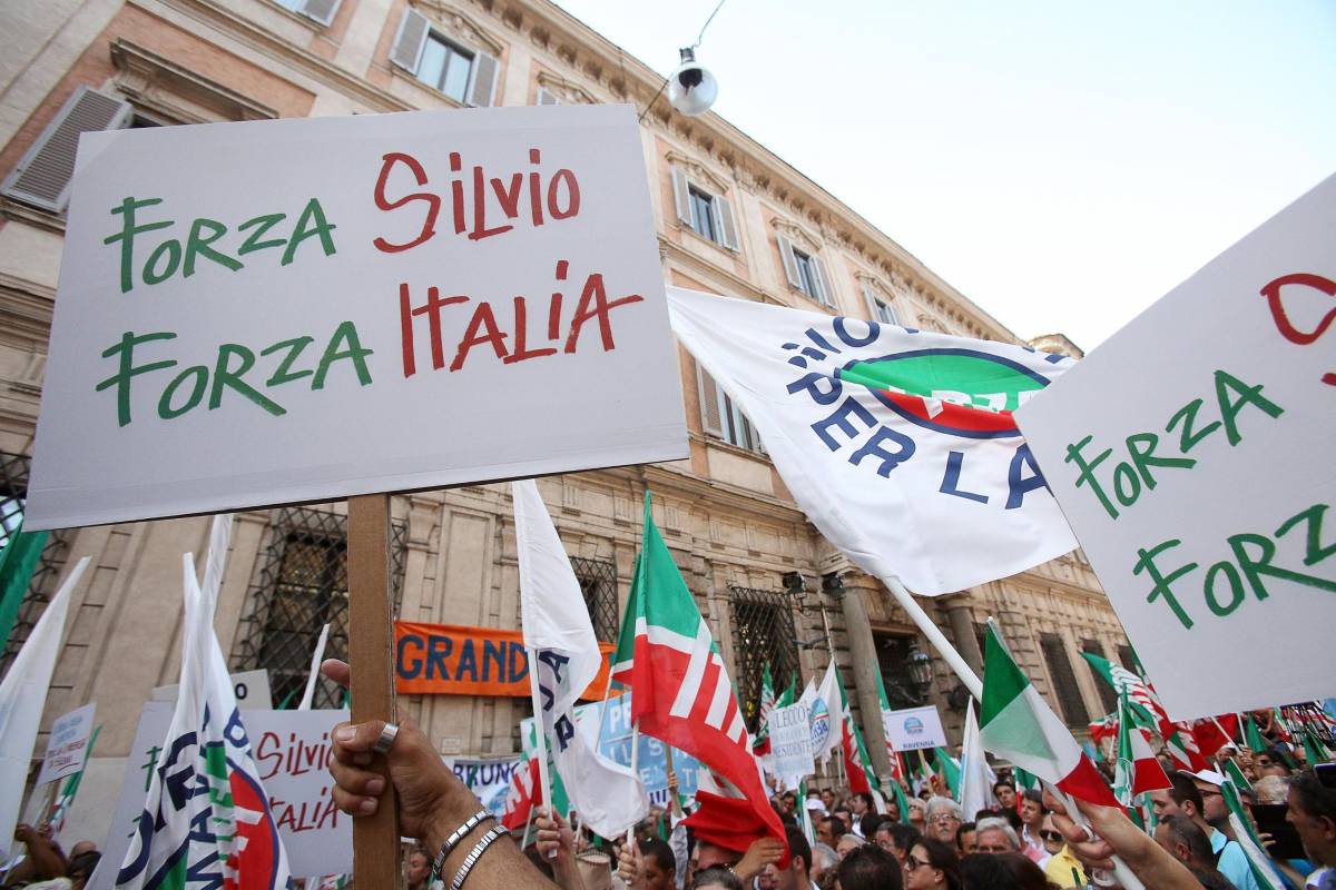 Berlusconi non molla: "Resto il leader del centrodestra"