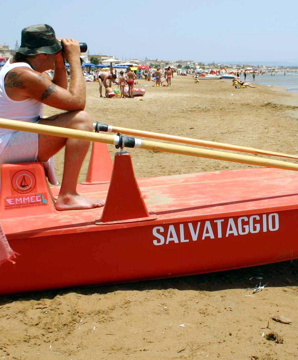 Oristano, "l'eroe di Ferragosto si poteva salvare": polemica in Sardegna