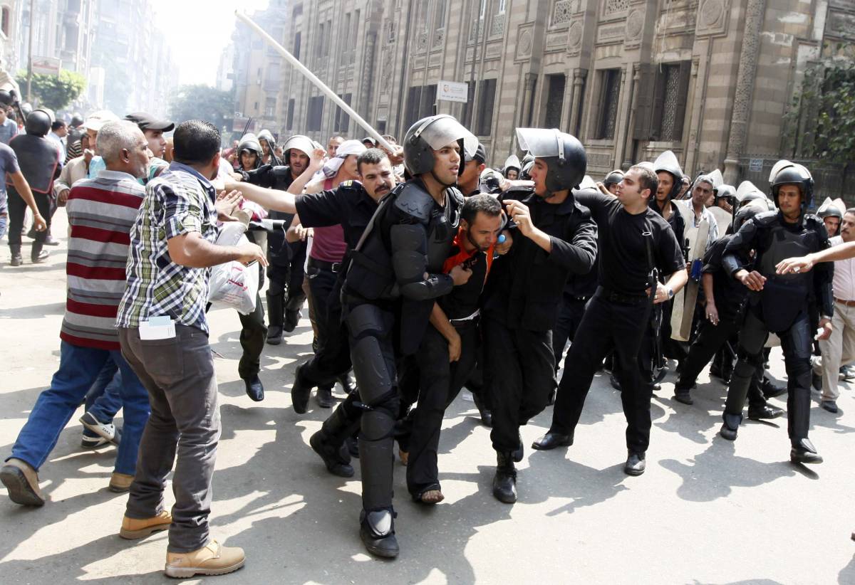 Egitto, i Fratelli Musulmani aprono al dialogo ma gli scontri continuano