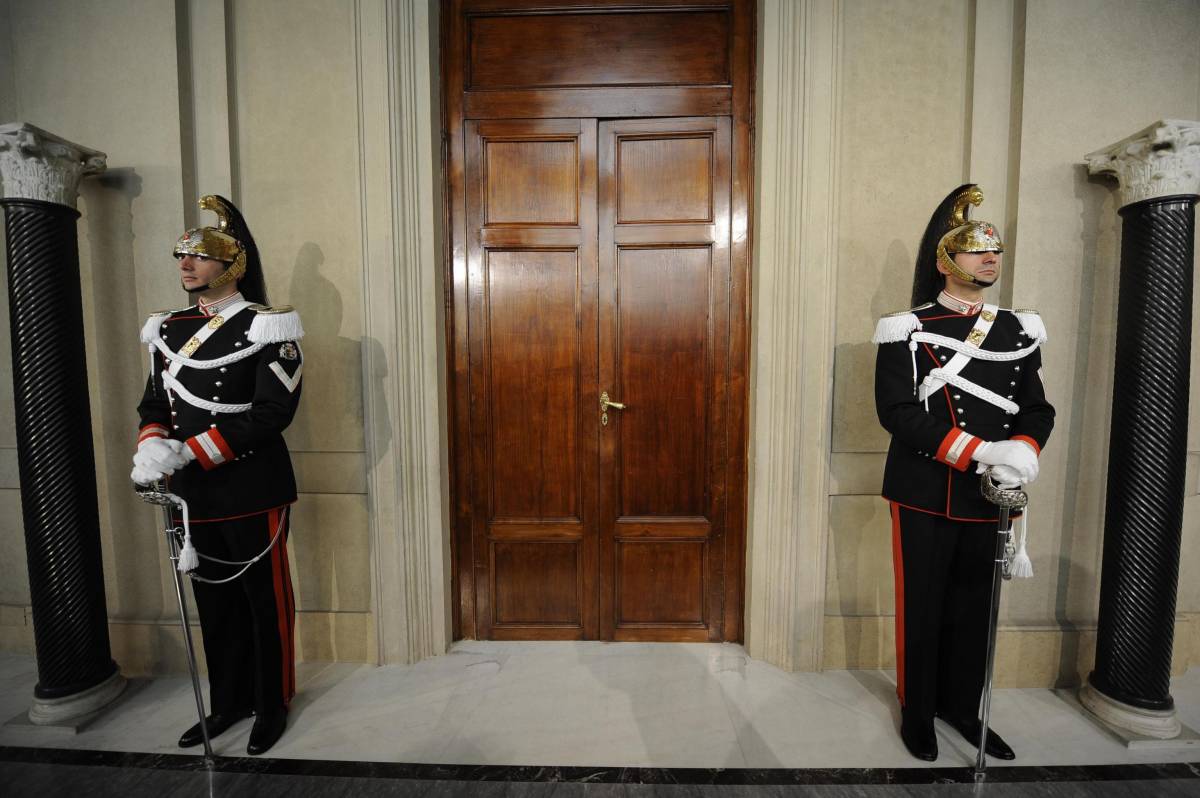 Corazzieri di guardia all'ingresso dello studio del capo dello Stato