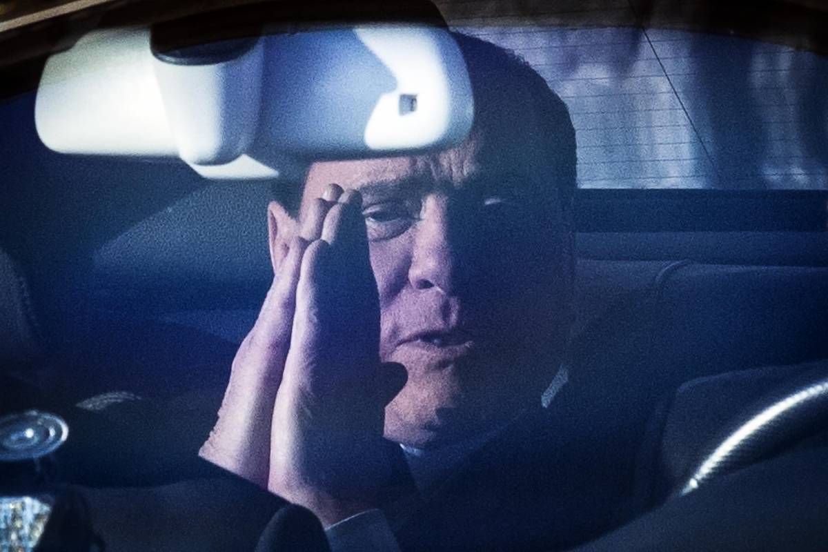 Silvio Berlusconi lascia il Quirinale in auto
