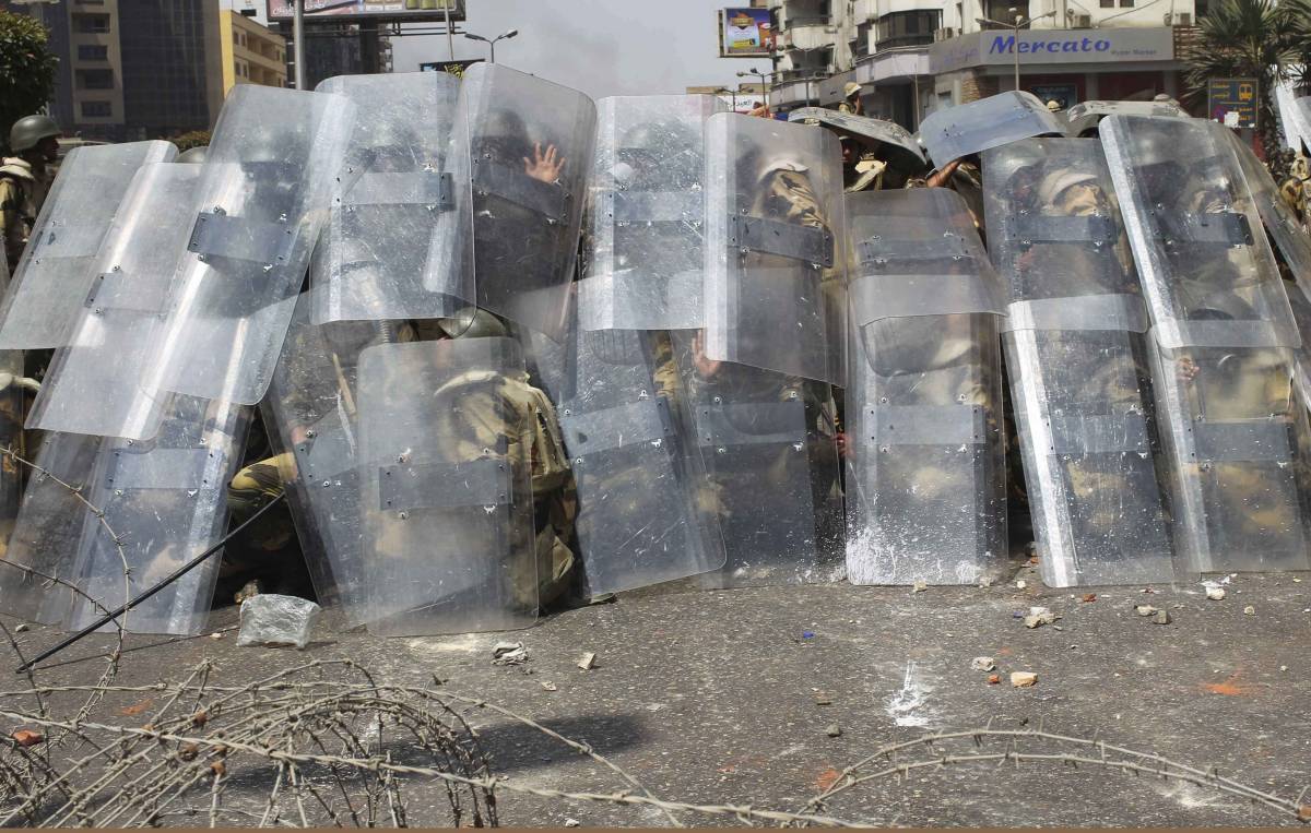 Polizia schierato dentro gli scudi antisommossa il 14 agosto 2013