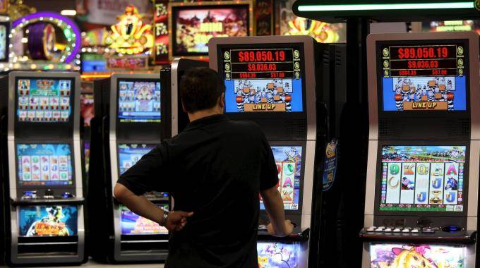 Giochi d'azzardo, sì a moratoria di un anno Governo battuto in Senato