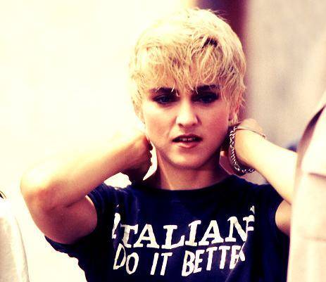  La regina del pop Madonna con una maglietta indossata in un video dell'86