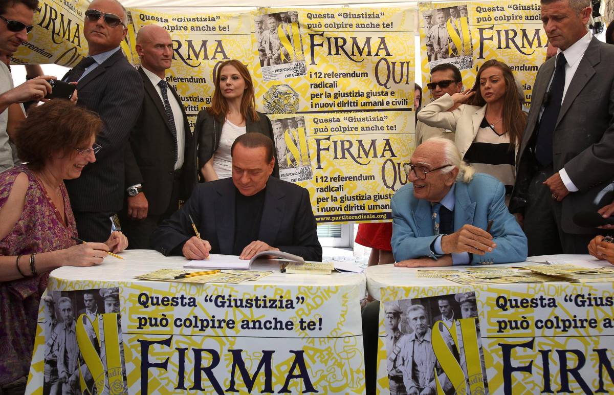 Berlusconi: "Il governo deve continuare"