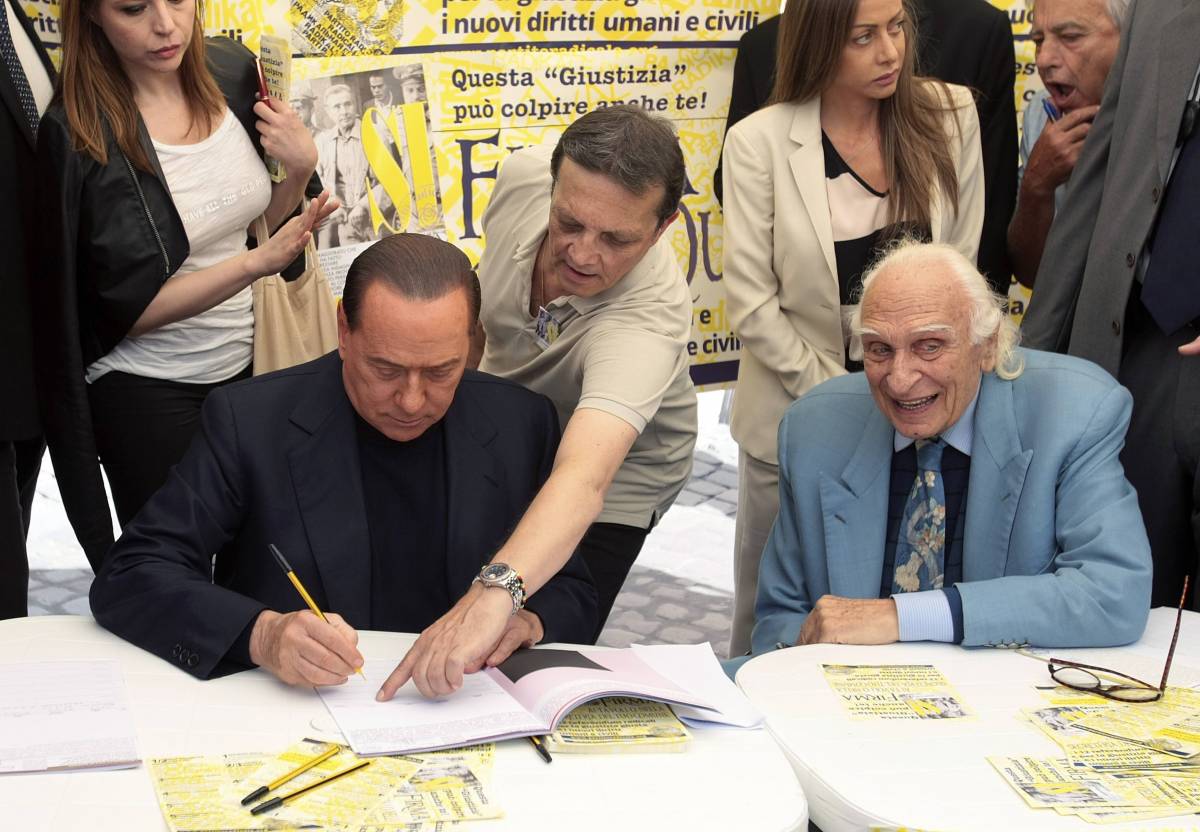 Il Cavaliere Silvio Berlusconi firma i referendum sulla giustizia