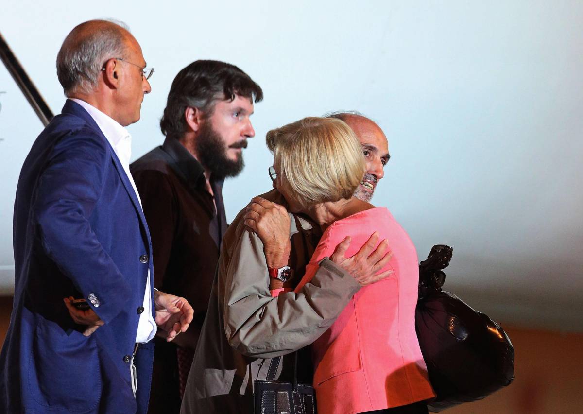 Domenico Quirico abbraccia il ministro Bonino al suo arrivo a Ciampino