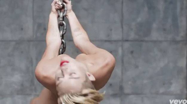 Continuano le provocazioni di Miley Cyrus: nuda nel suo ultimo video