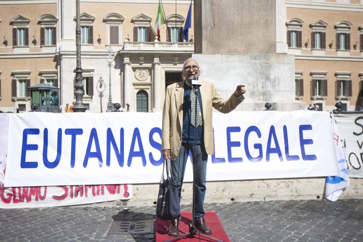 Il leader dei Radicali Marco Pannella parla in Piazza Montecitorio