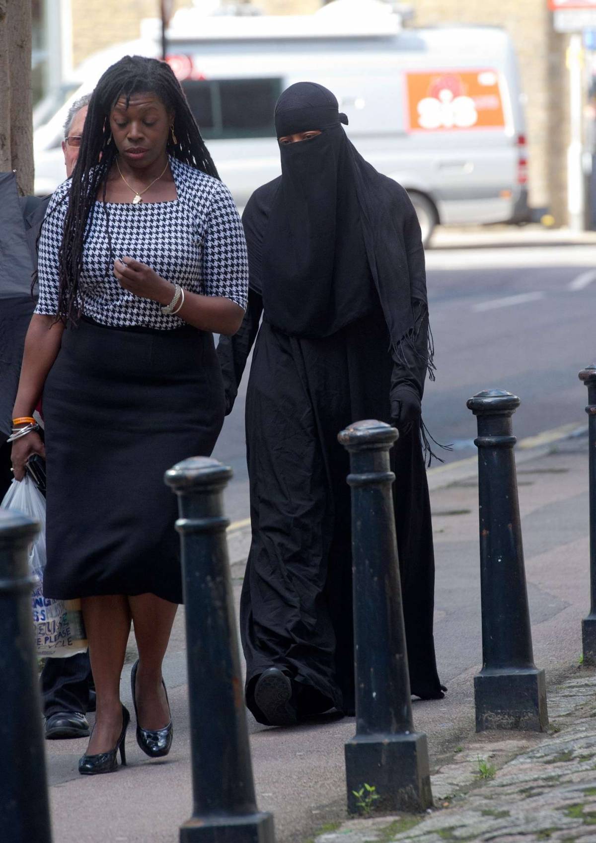Londra, un giudice vieta il velo islamico in aula