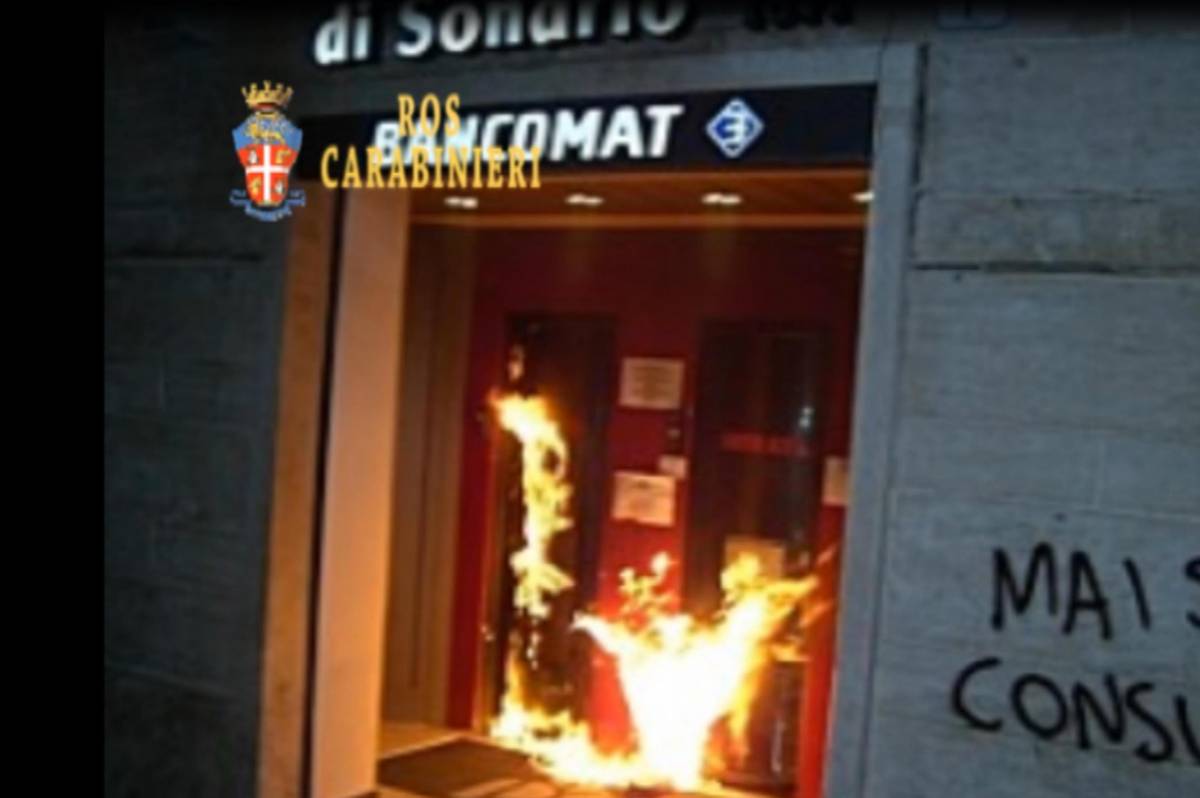 Roma, arrestati due anarchici: "Evitati altri atti di terrorismo"