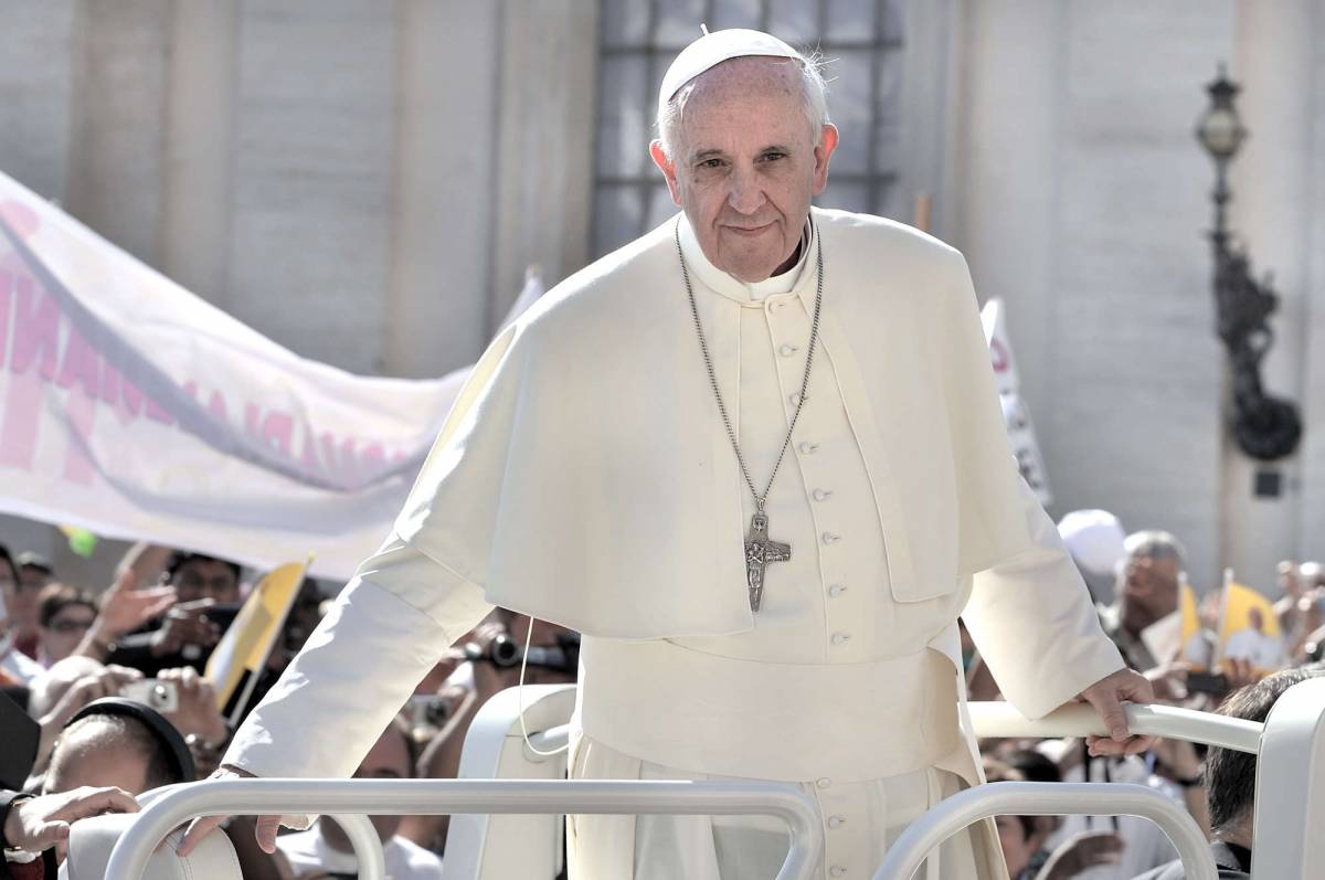 Papa Francesco compra schede telefoniche per i migranti di Lampedusa