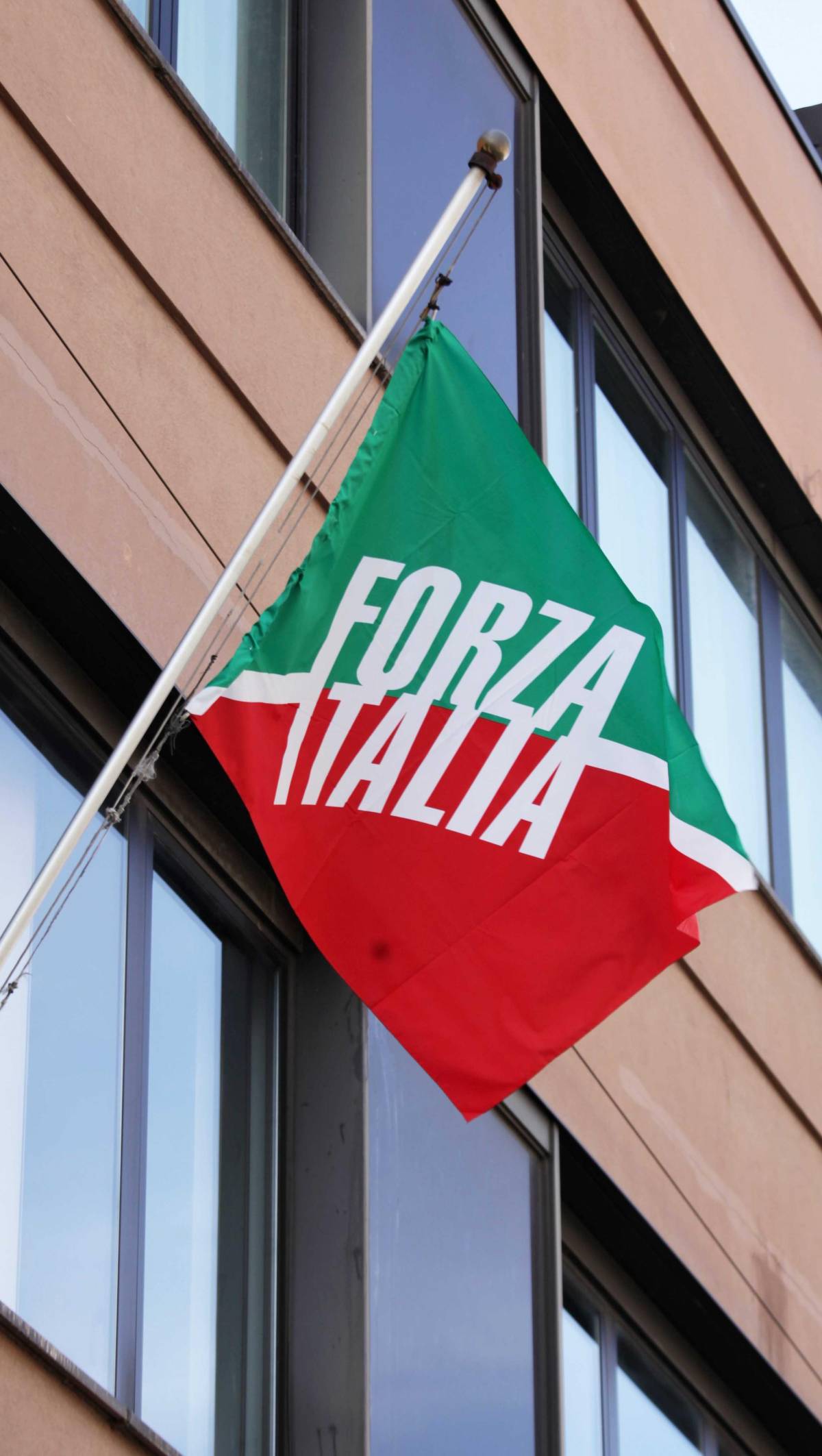 In viale Monza la bandiera di Forza Italia