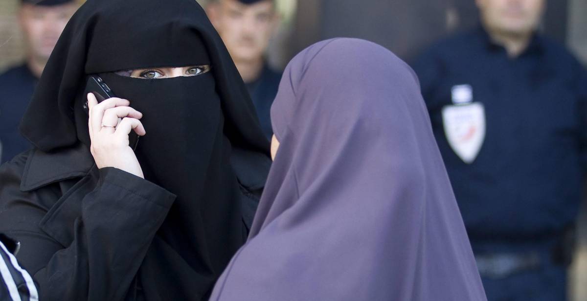 Francia, donne velate cacciate dal ristorante: "I musulmani sono terroristi"