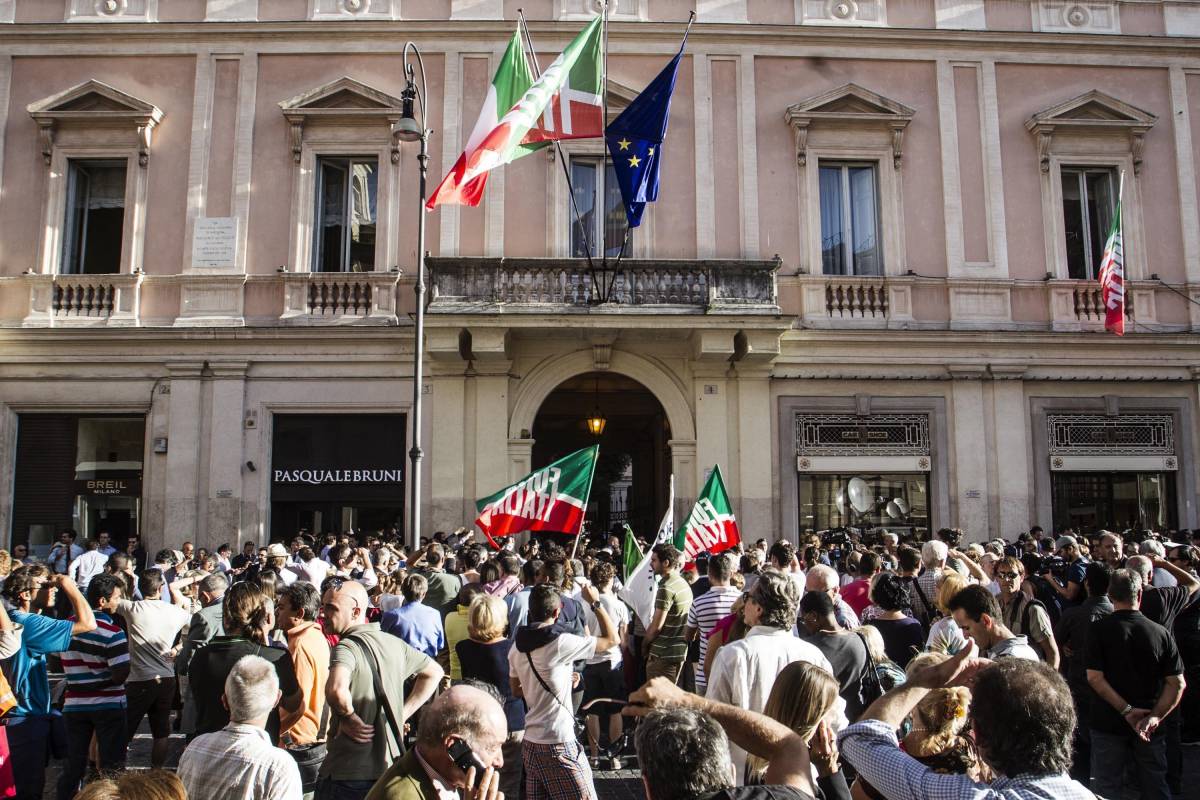 I saloni, gli uffici e il tricolore: bagno di folla per Forza Italia