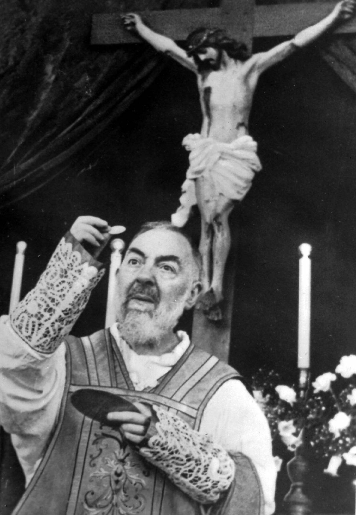 Padre Pio, il santo semplice che ha affascinato i famosi