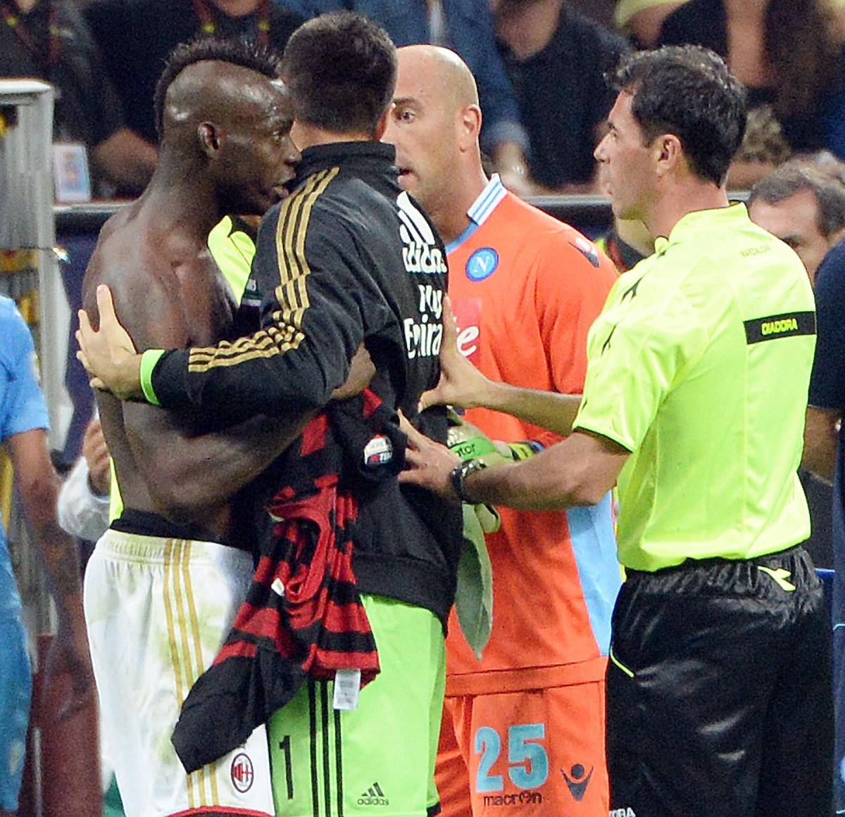 Tre turni di squalifica per Balotelli. Milan, curva chiusa per razzismo