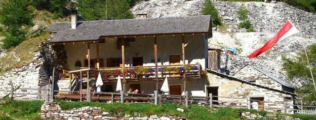 La malga di Curon, in Val Venosta, è tra quelle che ha cambiato nome di recente, diventando "Grauner Alm". A fianco all'edificio sventola la bandiera dell'Alto Adige