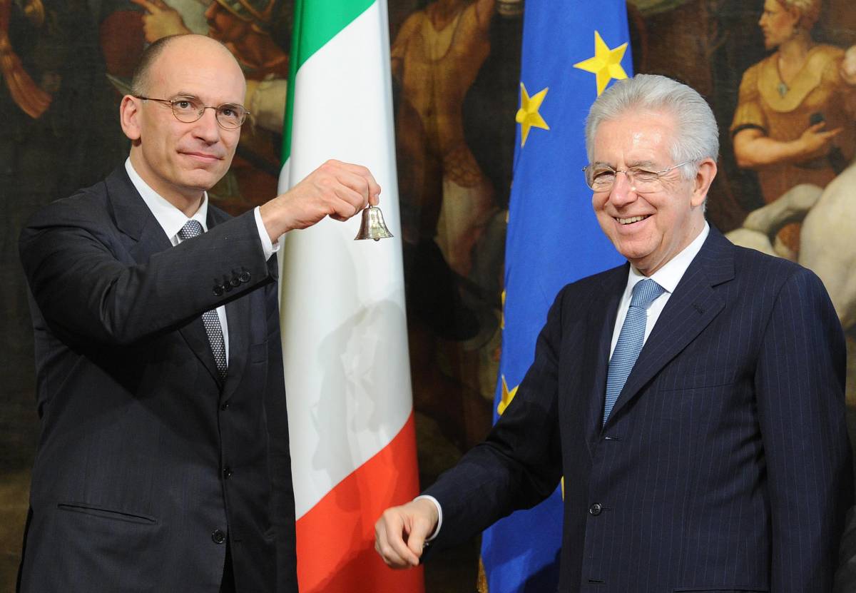 Il passaggio di consegne fra Mario Monti e il neo premier Enrico Letta