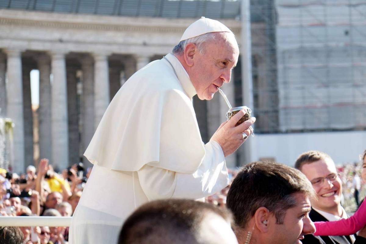 Papa Francesco tra i fedeli beve l'erba mate