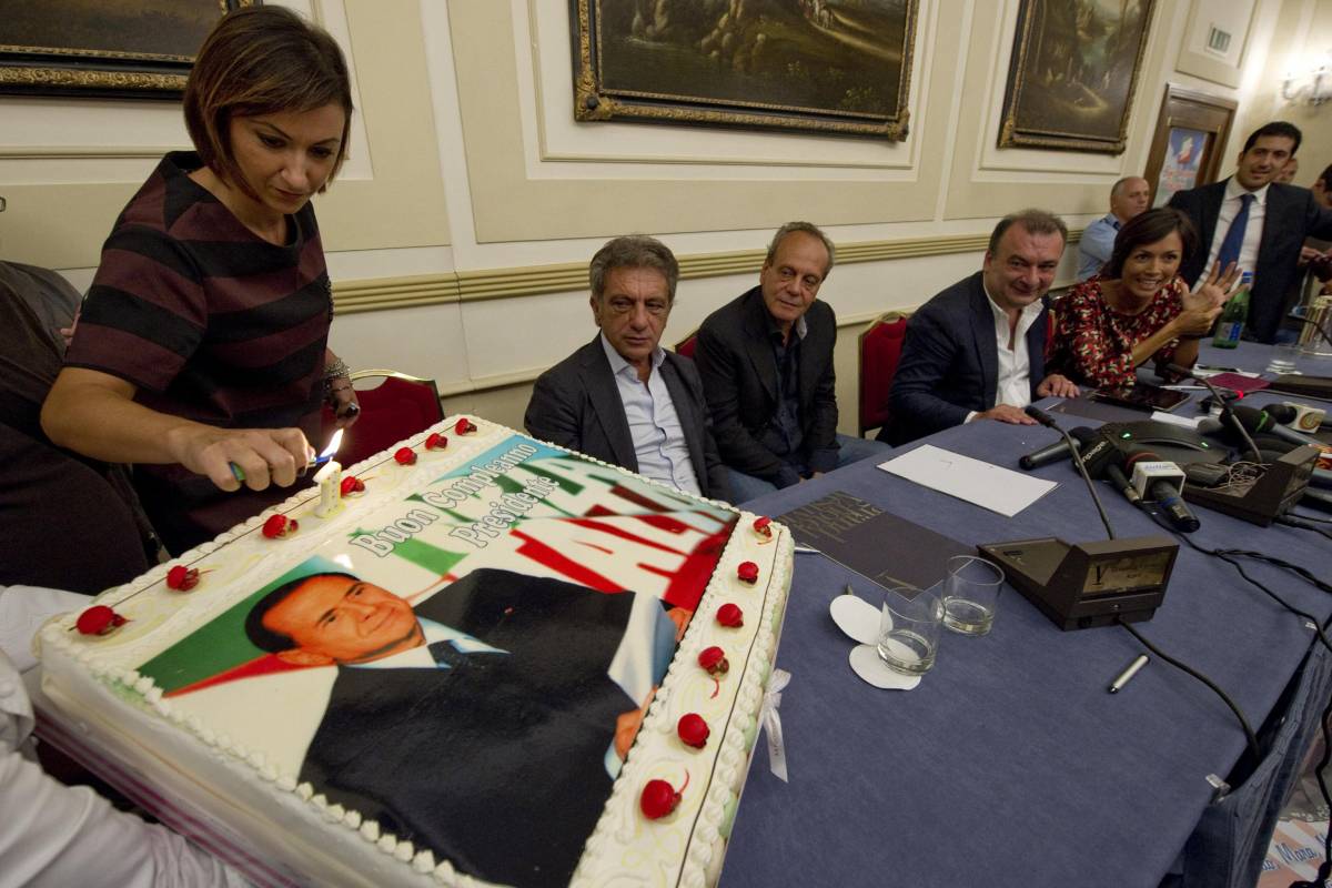 A Napoli manifestazione di Forza Italia per festeggiare il compleanno del Cav