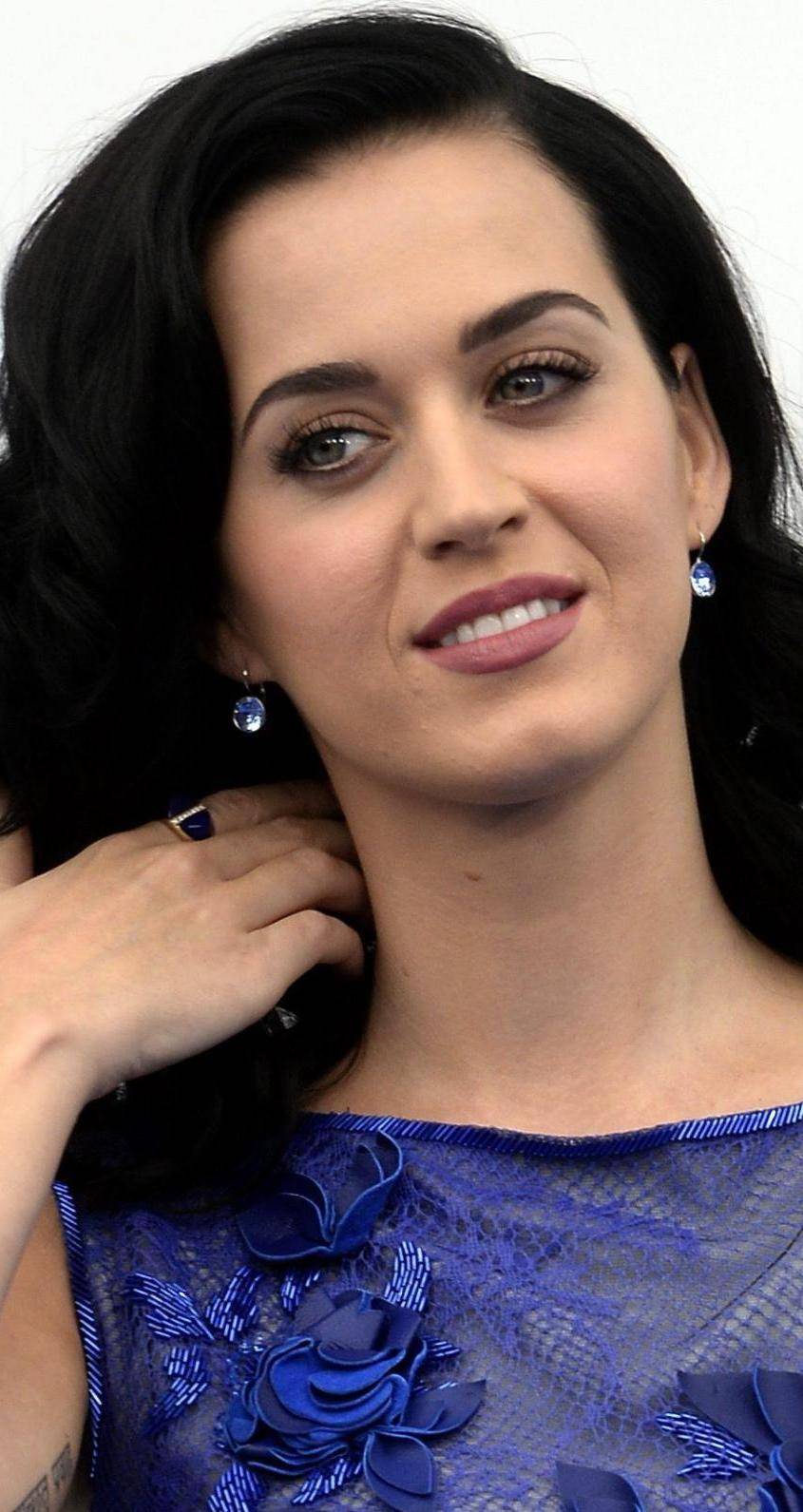 La diva Katy Perry: «Ho pensato al suicidio»Tra crisi personale e marketing