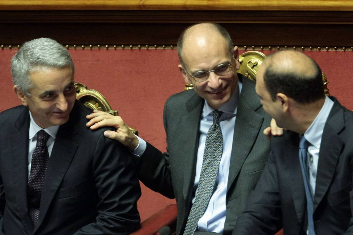 Il vicepremier Angelino Alfano e il ministro Gaetano Quagliariello se la ridono col premier Enrico Letta