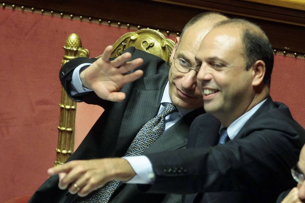 Il vicepremier Angelino Alfano se la ride con il premier Enrico Letta