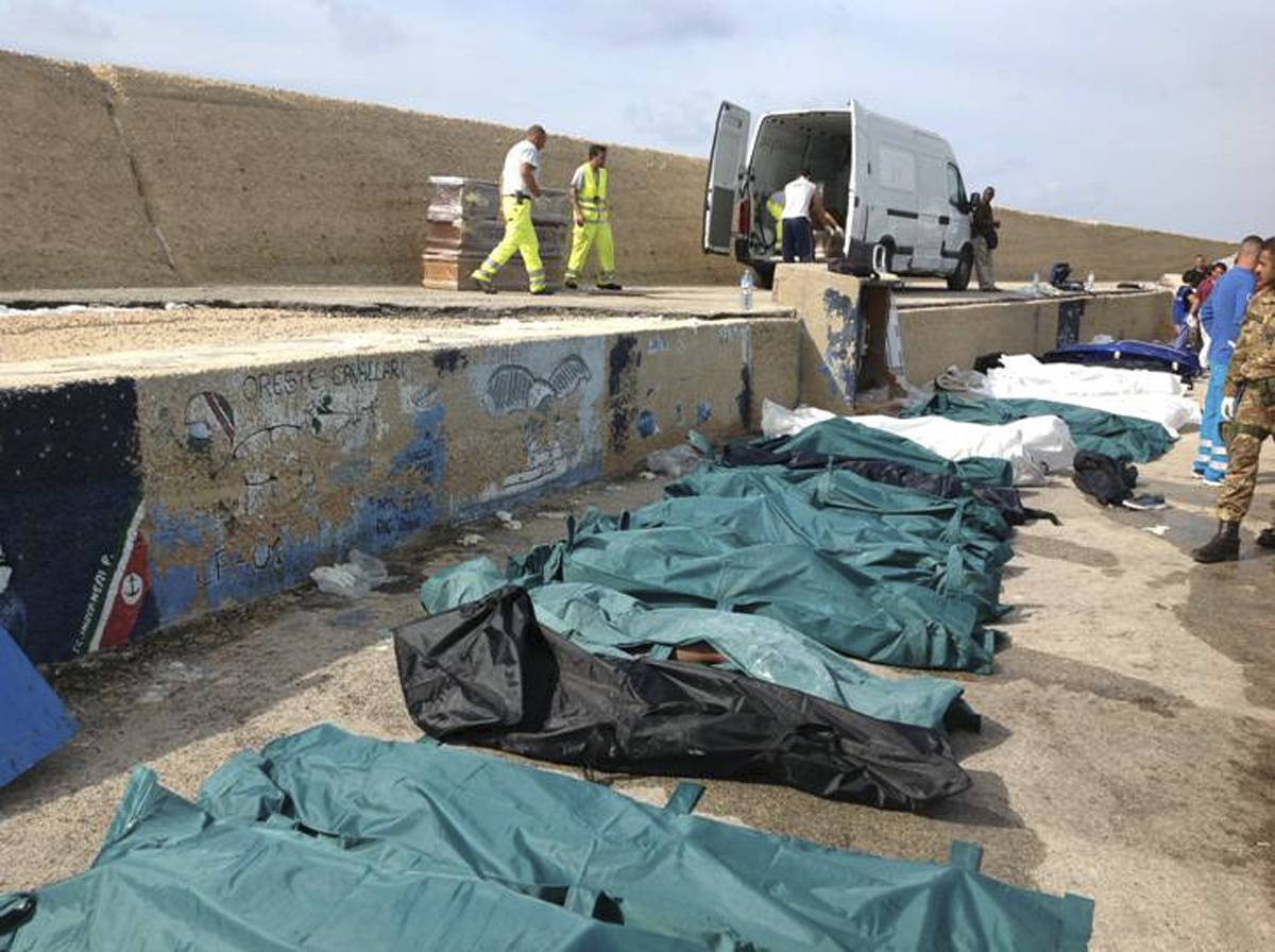 Lampedusa, brucia barcone di immigrati
