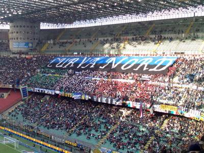 Cori razzisti e stadi chiusi: i tifosi dell'Inter solidarizzano con quelli del Milan