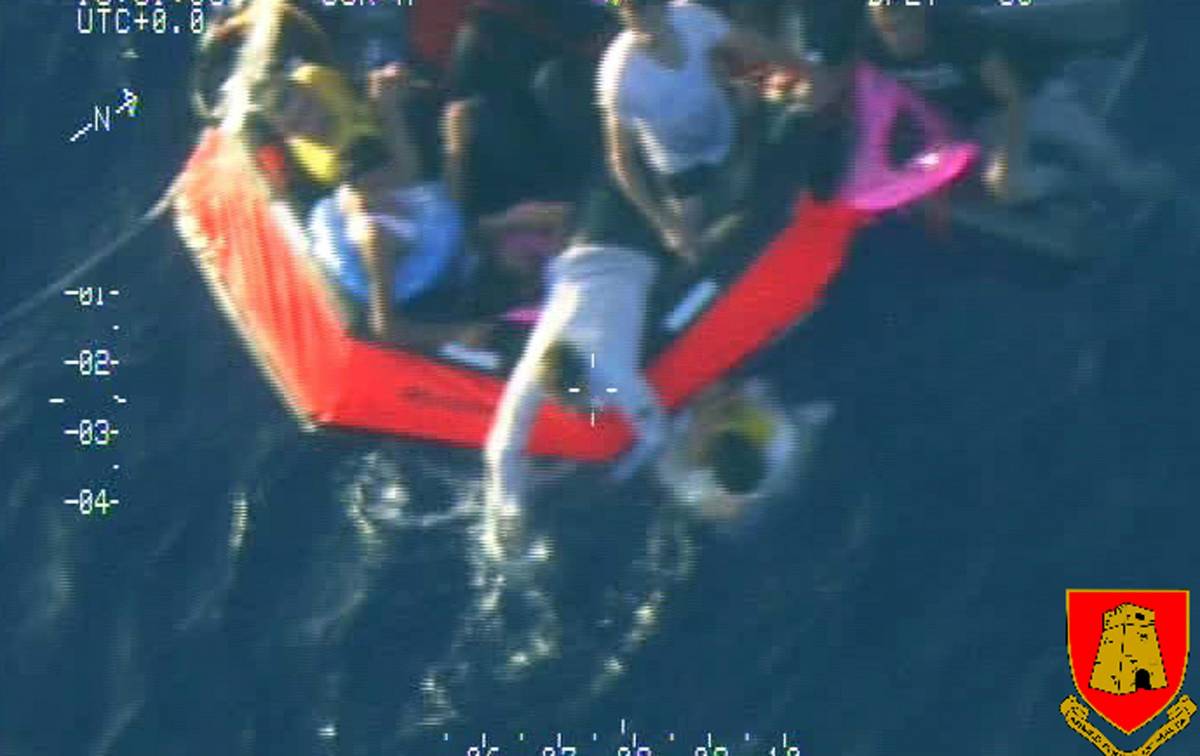 I primi soccorsi agli immigrati naufragati al largo di lampedusa