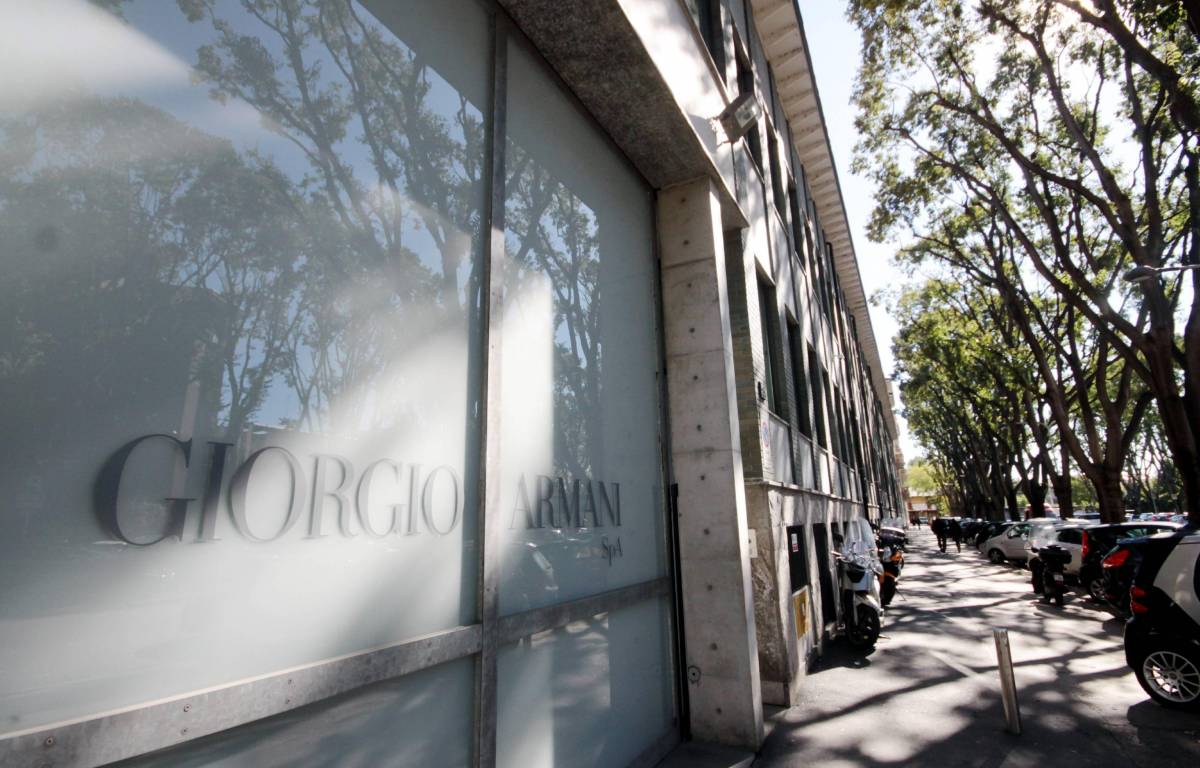 Dipendente-spia da Armani Rubava gli abiti «top secret»