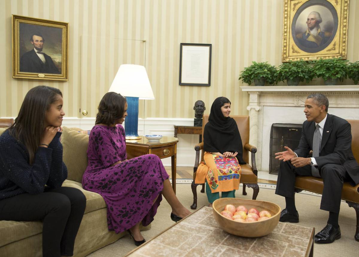 Malala Yousafzai alla Casa Bianca con Obama, la first lady Michelle e la loro figlia Malia