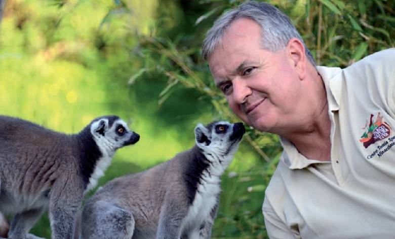Cesare Avesani Zaborra con due lemuri nel "Centro tutela specie minacciate"