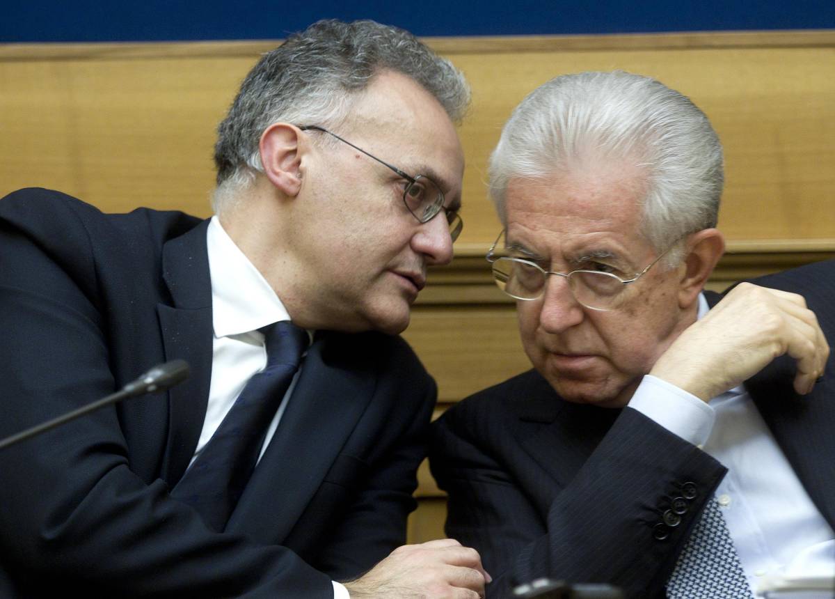 Il ministro della Difesa Mario Mauro con l'ex premier Mario Monti
