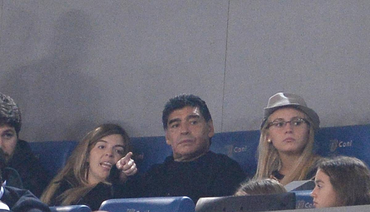 Diego Armando Maradona tra la figlia e la fidanzata Rocio Oliva