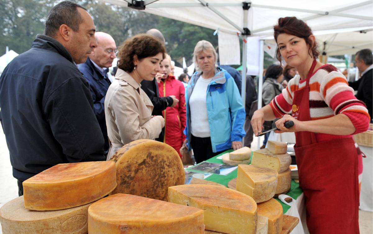 I milanesi fanno la spesa al mercato della «fattoria»In piazza Castello
