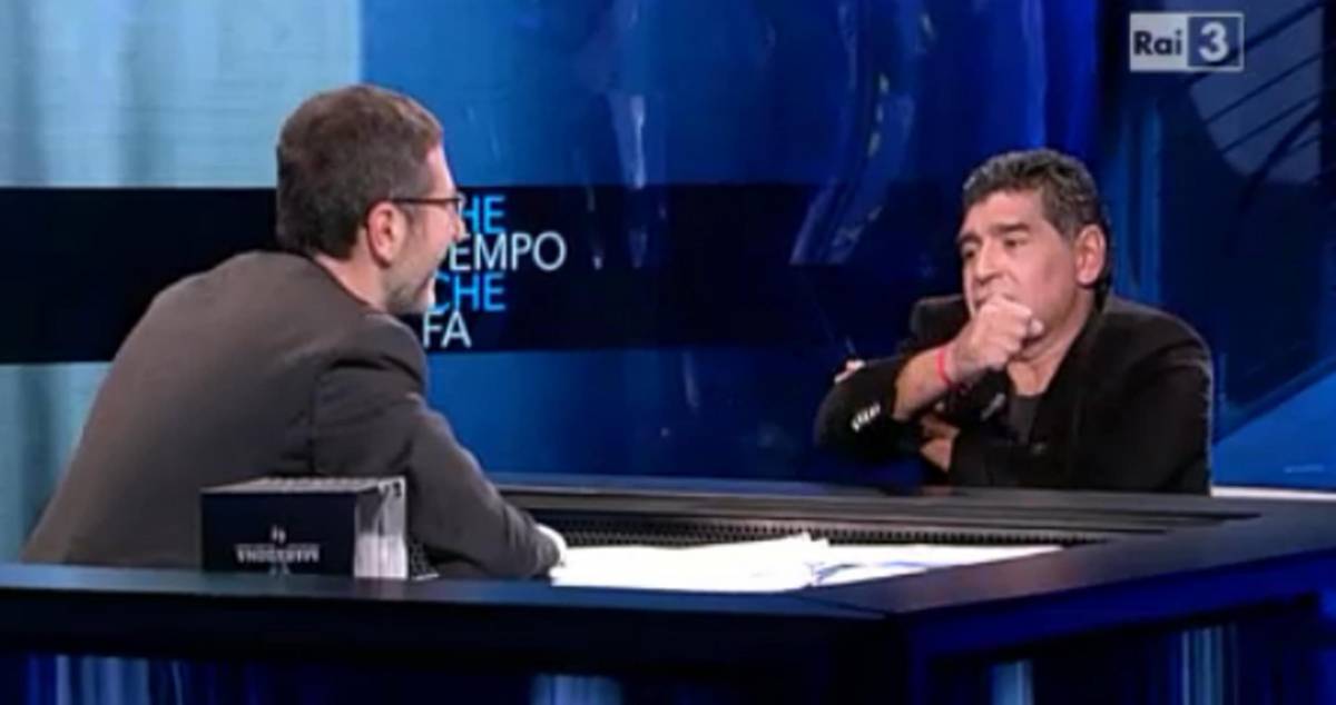 Maradona fa il gesto dell'ombrello a Equitalia. E scoppia la polemica