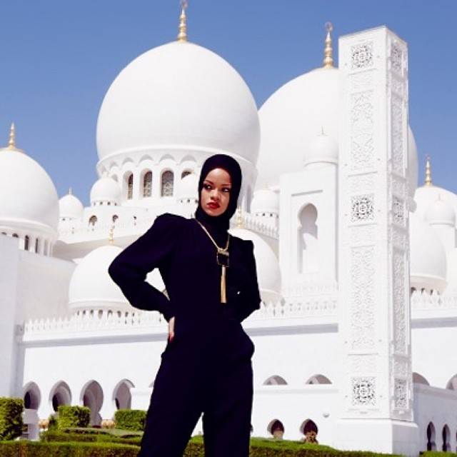Abu Dhabi, Rihanna allontanata dalla moschea