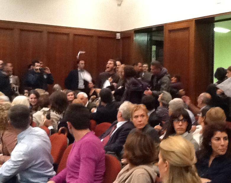 Invadono la sala per contestare l'incontro sulla famiglia