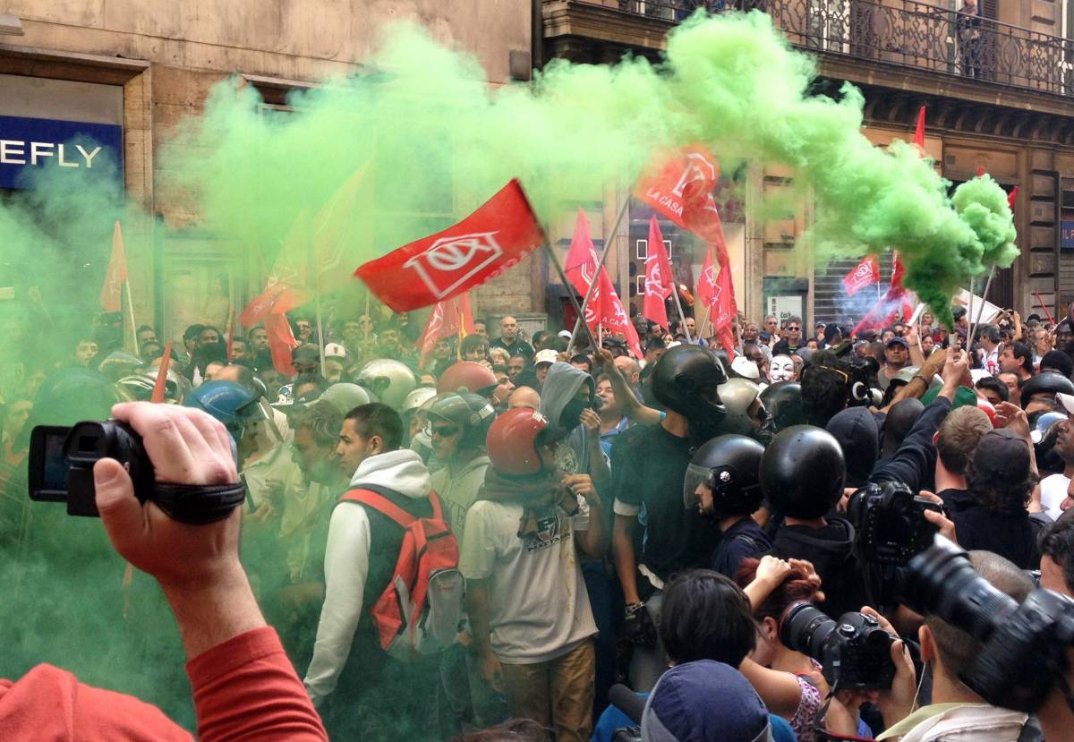 Roma, nuova manifestazione dei movimenti per la casa: lancio di uova e fumogeni