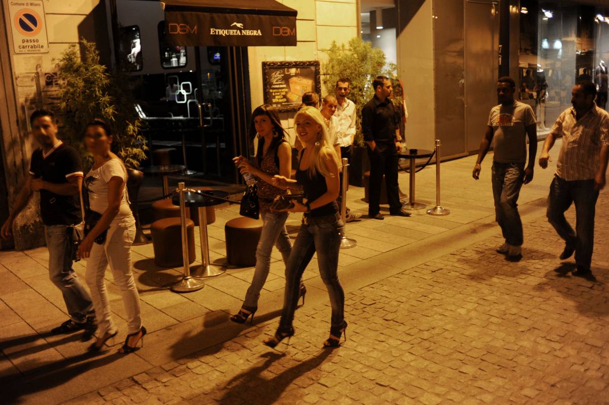 Due ragazze in Corso Como, centro della movida milanese