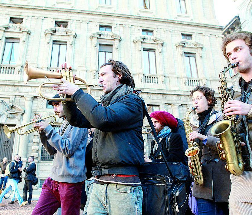 «Nuove regole per gli artisti di strada»