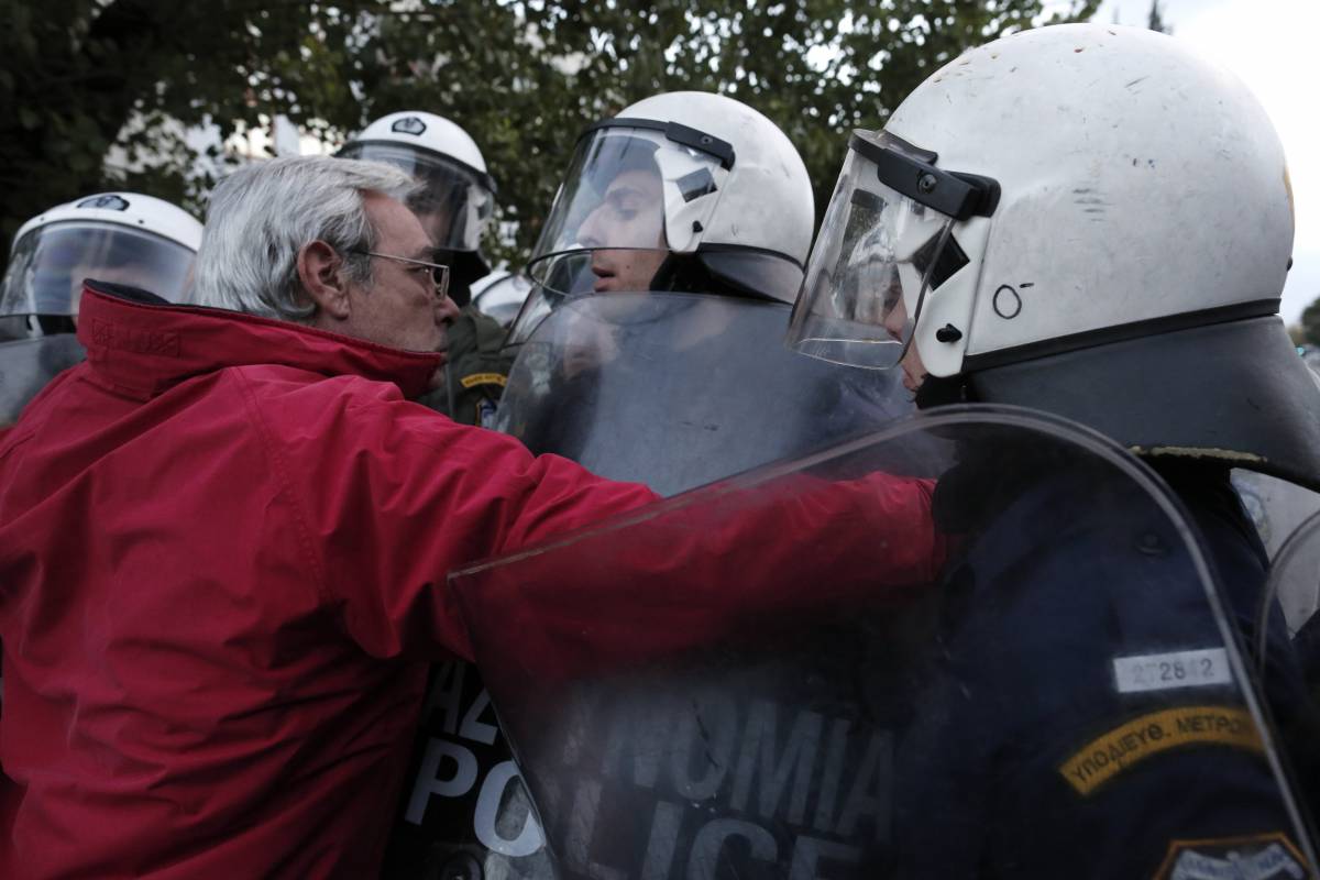 Grecia, scontri durante lo sgombero di un'emittente occupata ad Atene
