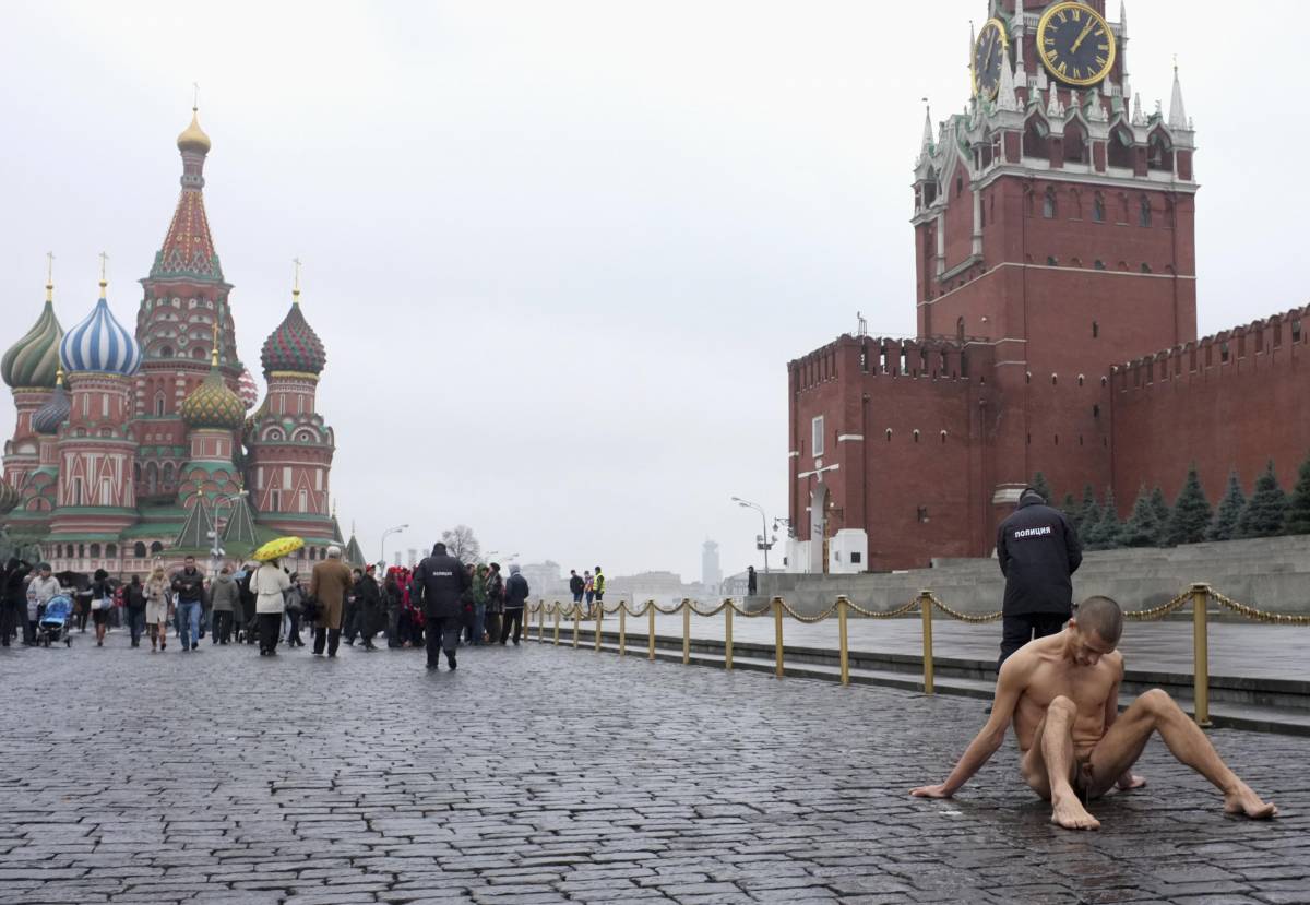 Russia, per protesta s'inchioda i testicoli in Piazza Rossa a Mosca