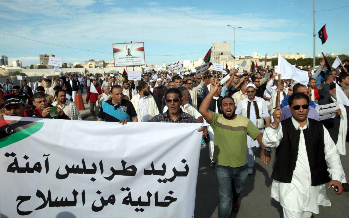 Libia, spari sui manifestanti. Sedici morti e decine di feriti in strada