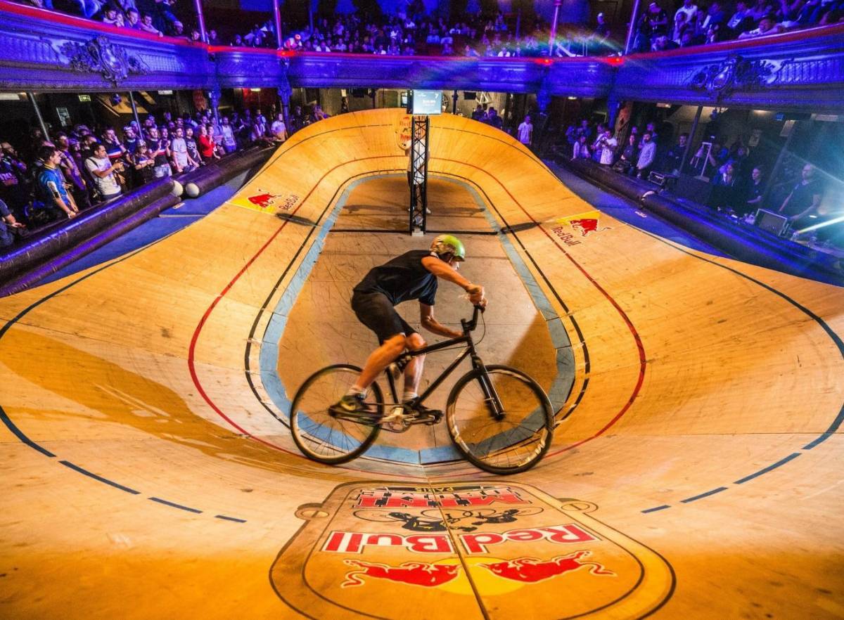 Adrenalina e campioni sulla pista più piccola del mondoIl Red Bull mini-drome sabato in via Sarpi