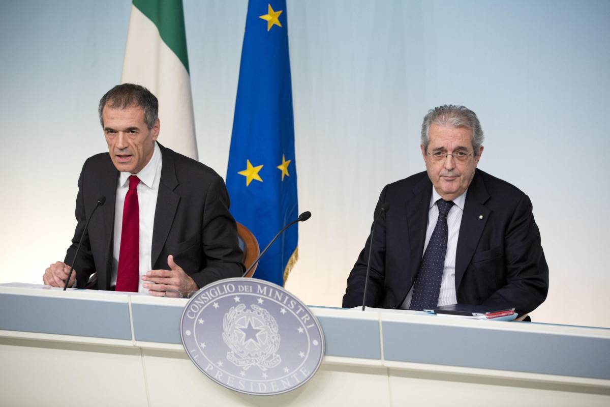 Il ministro dell'Economia Fabrizio Saccomanni con il commissario Carlo Cottarelli