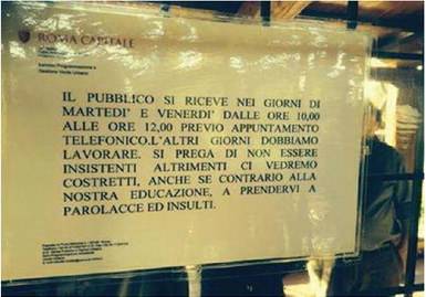 Il cartello appeso fuori dall'Ufficio gestione verde urbano